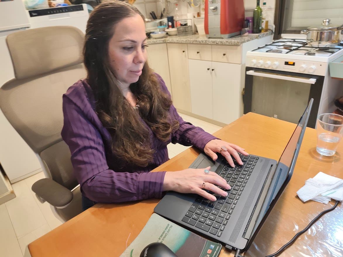 ענבל ליד הלפטופ במטבח